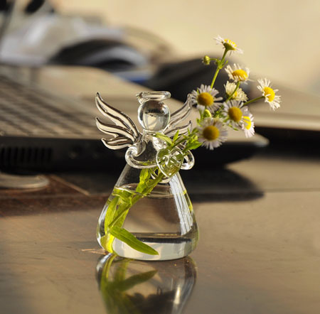 Ange tenant des fleurs dans des vases en verre soufflé à la main
